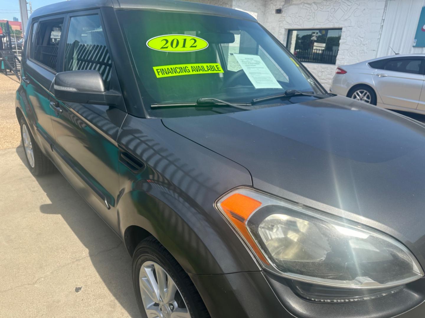 2012 GRAY /BLACK Kia Soul + 4dr Crossover 6A (KNDJT2A69C7) with an 2.0L 4 CYL I4 engine engine, AUTOMATIC 6-SPEED transmission, located at 2001 E. Lancaster, Ft. Worth, 76103, (817) 336-7000, 32.746181, -97.301018 - Photo#3